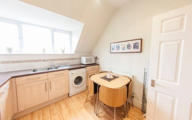 Bright, Airy 2BR Ealing Broadway Flat for 4