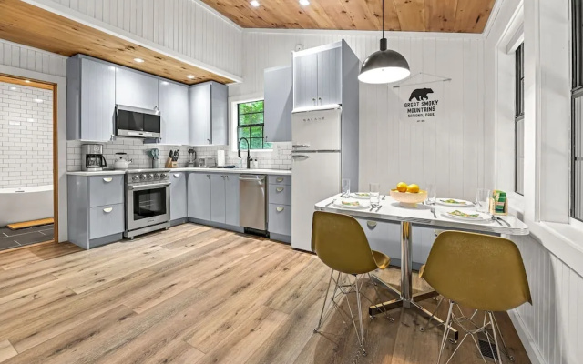 Smoky Mountains Honeymoon Cabin Dog Friendly