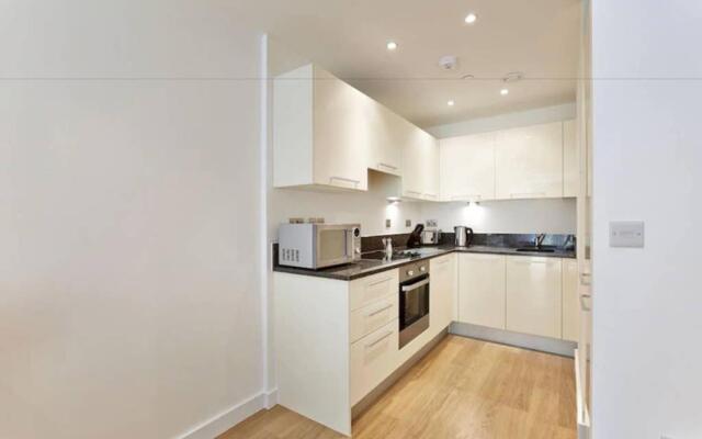 MODERN APARTMENT at SLOUGH STATION, LONDON IN 18 MINS!