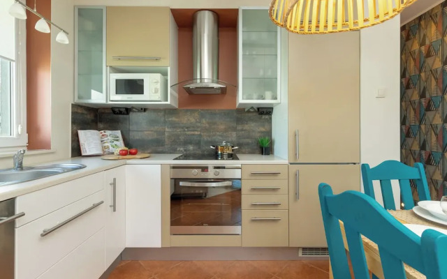 Cosy Turquoise Apartment by Renters