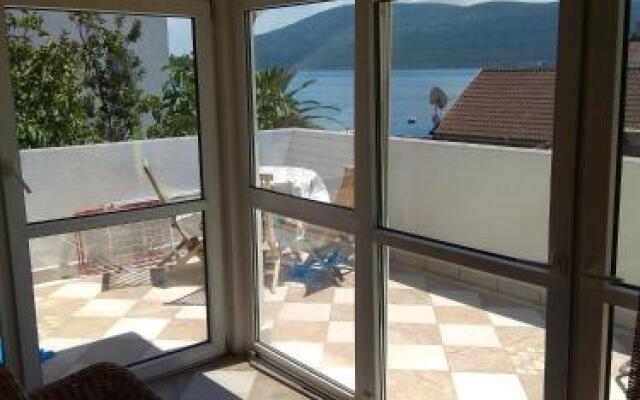 LaRos Apartments