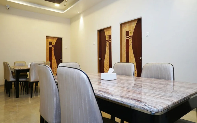 OYO 18683 M K Palace