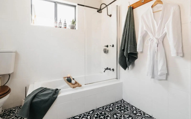 La Mia Casa 159 - CBD - The Entertainer – Bathroom – Orange
