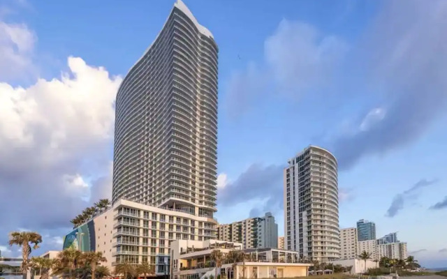 Lyfe Residence Building - Private apts over the beach