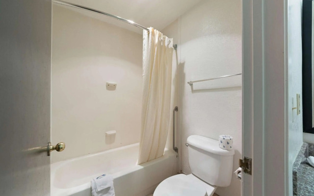 Motel 6 San Antonio, TX - Fiesta Trails