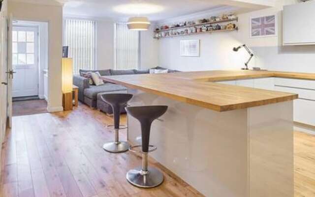 Host Stay Cobb Court