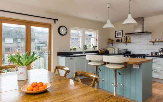 Luxury Escape with Garden and Parking