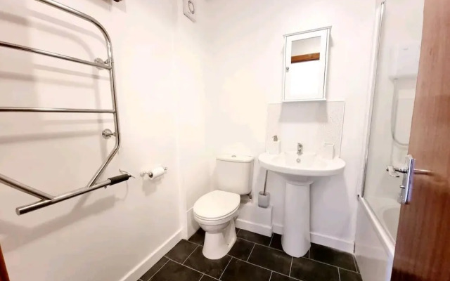 Lovely 2 bed with free parking