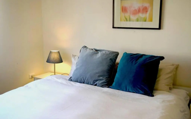 Inspiring 3Bed Unit with Sunny Balcony & Fireplace