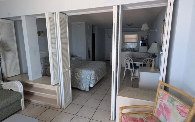 Traders Inn Beach Club