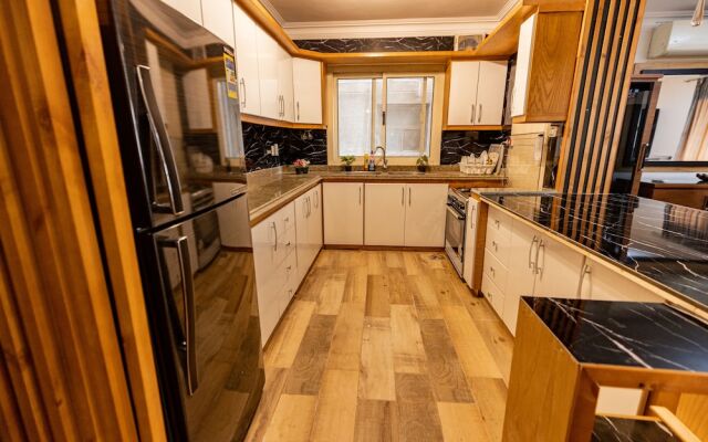 Oak Orchid Opulent 2 BR Apartment with Walk-in Closet