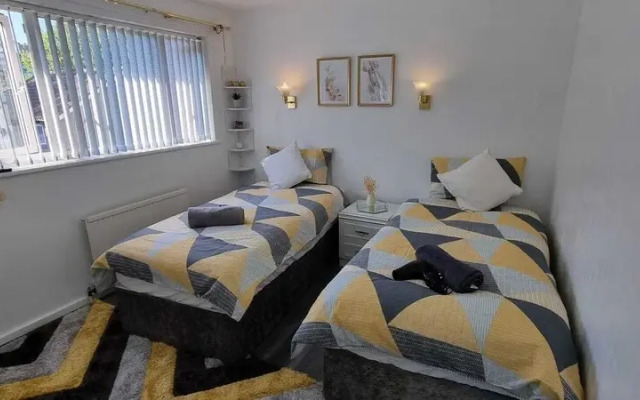 Modern 2-bed Home - Private Garden, Parking & Wifi