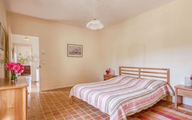 Quaint Holiday Home in Rustrel With Swimming Pool