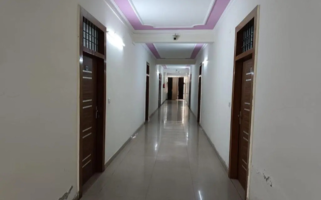 OYO 16721 Divine Hotel