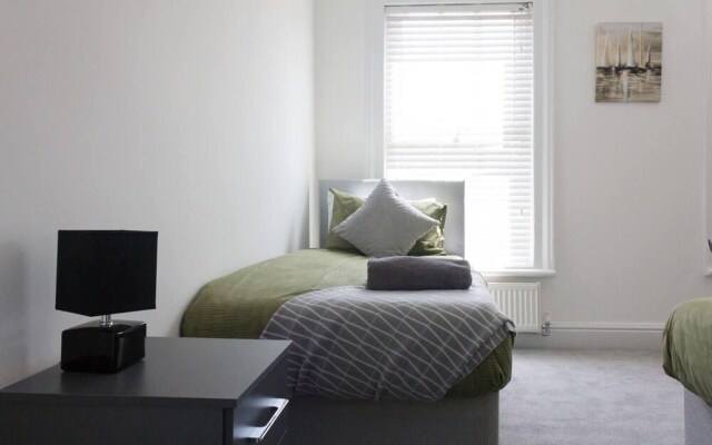 Lovely 4-bed House in Liverpool