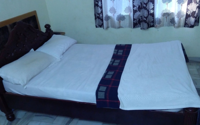 Iroomz Krishna Grand Inn