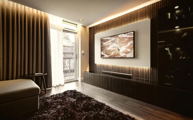 The Acacia, Luxury with Private Balcony + Parking