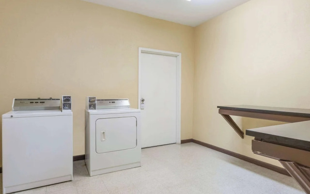 Days Inn - Near Kansas Speedway