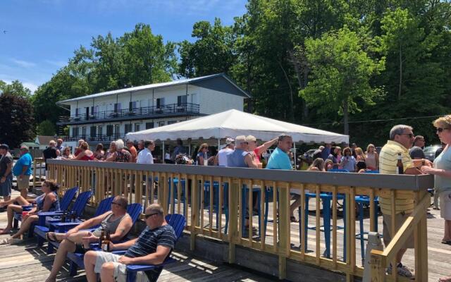 Showboat Motel Restaurant & Bar