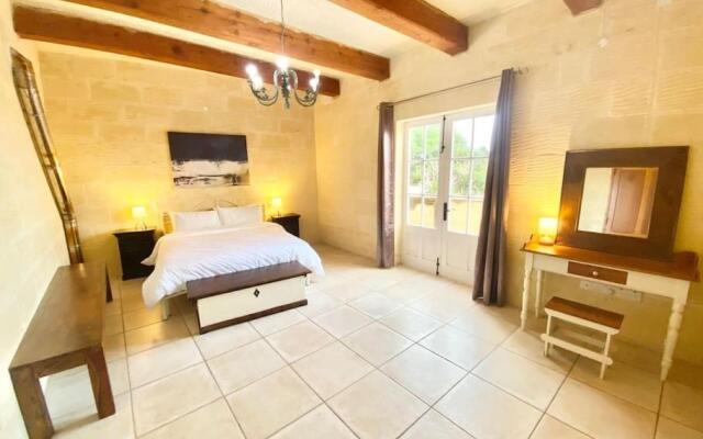 Villa Rossa Gozo - 5 bedroom ensuite with pool & jacuzzi