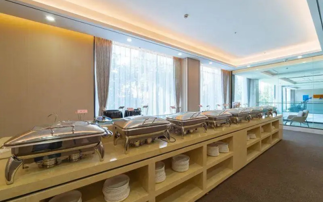 GreenTree Eastern Dali Railway Station Hotel
