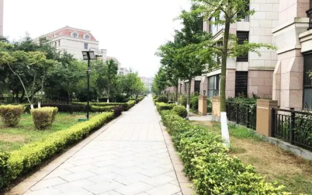Platinum Apartment (Dalian Jinshitan Discovery Kingdom Light Rail Station)