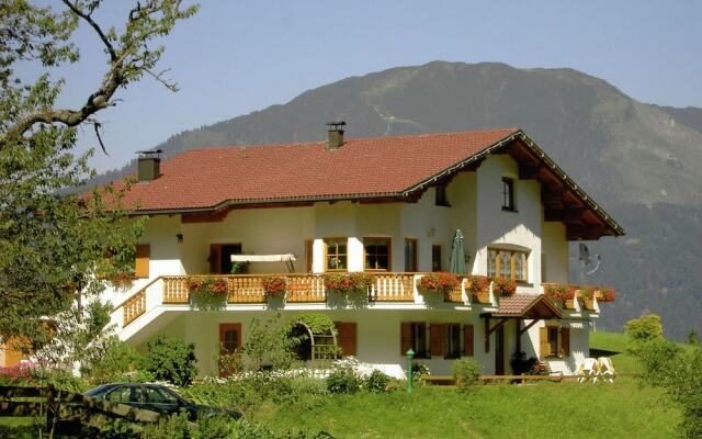 Spacious Apartment With Garden in Bürserberg