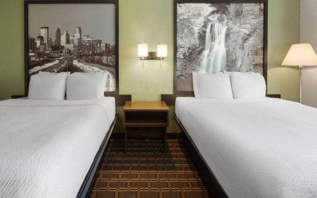 Super 8 by Wyndham Winona MN