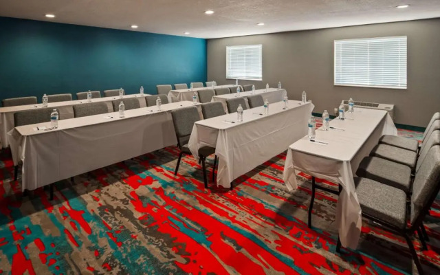 Magnuson Hotel and Suites Lansing