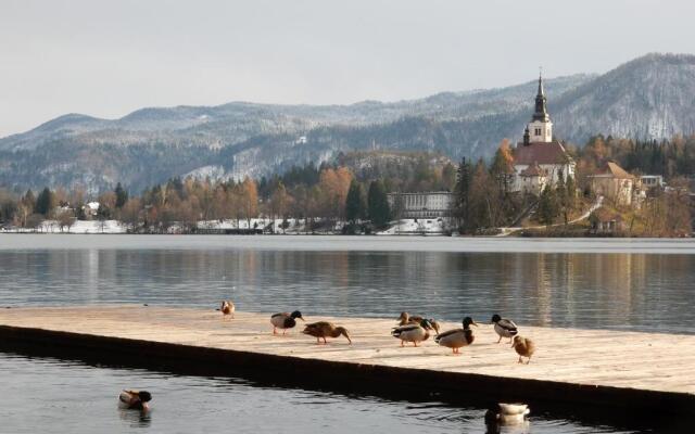 Apartments & Rooms Sebanc by Lake