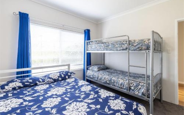 4 'Adriana', 83 Ronald Avenue - Open Plan Living With Backyard – Guest Rooms – Shoal Bay