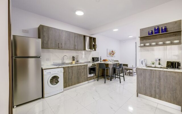 Chic 2BR Penthouse Steps From the Promenade