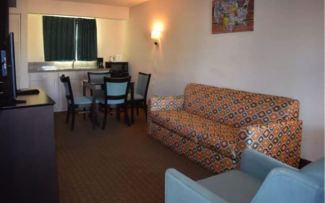 Econo Lodge Inn & Suites