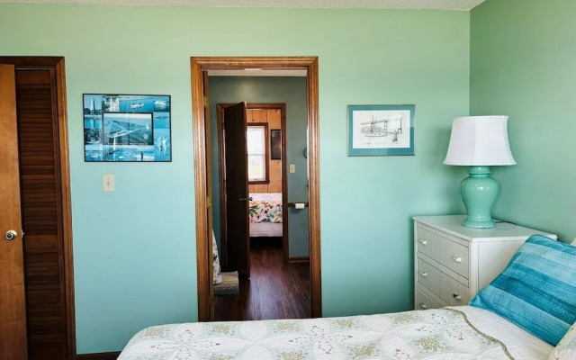 Great Place 5 Bedroom Home by RedAwning