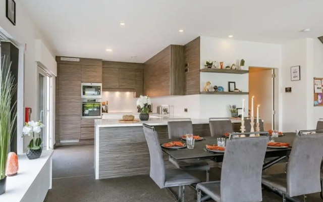 Spacious House With Garden and Parking