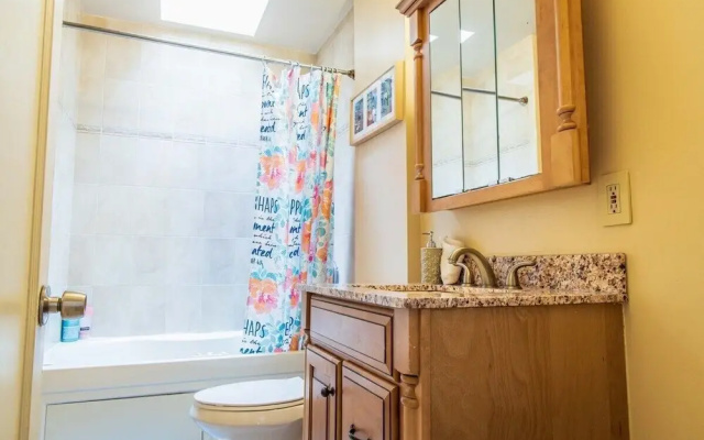 Large 2 Bed w/ Room For 8