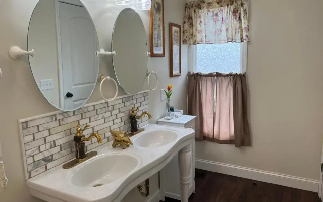 Holland Farmhouse Inn B & B