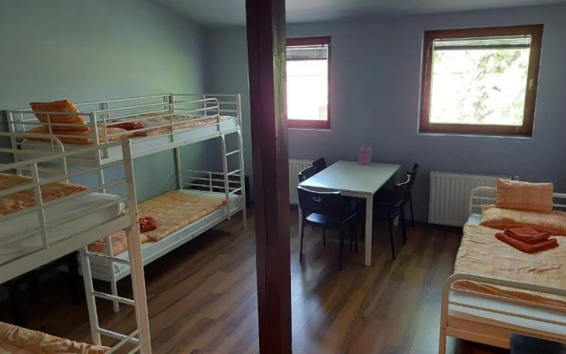 Vadgesztenye Youth Hostel