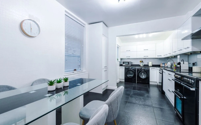 The Seedley 4 Bedroom House - Salford