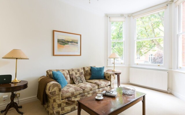 Traditional, Warm 1BR Flat in Maida Vale