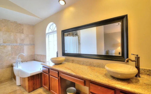 Backyard Playground! Golf Sport Court & Hot Tub!