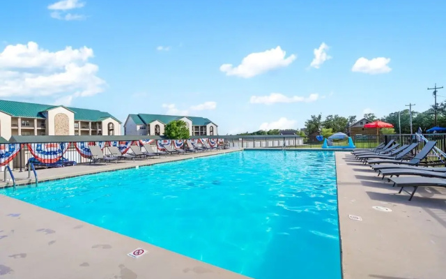 Waters Edge Retreat - For 6!