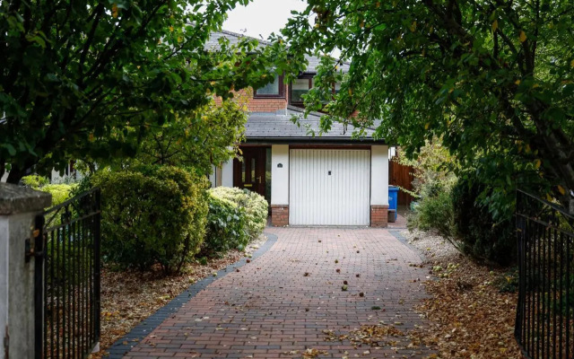 Stylish family home in desirable Penylan + Parking