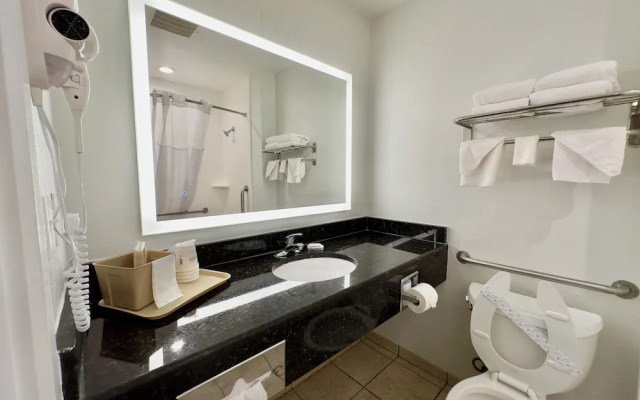 Days Inn & Suites Lakeland