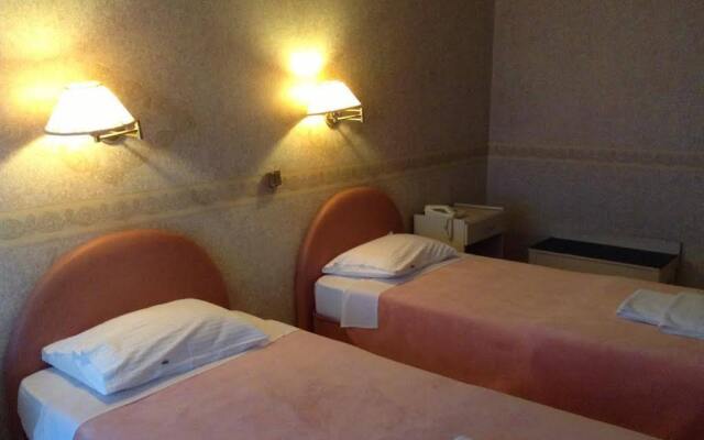 Plotini Hotel