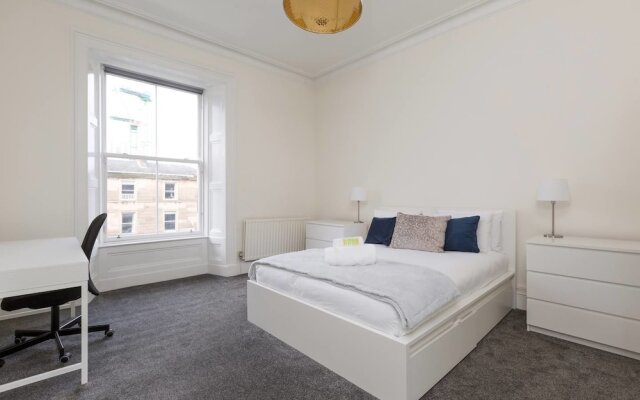 Elegant 3 Bedroom Central Apartment W/Castle View