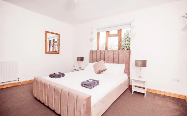 Threeways Retreat With Heated Swimming Pool