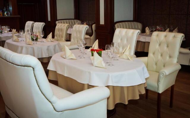 Hotel Roman by Dumbrava