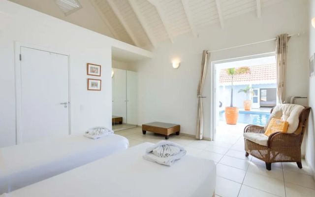 Ocean Whisper Villa in Sint Willibrordus