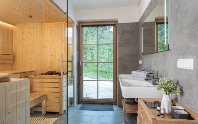 Detached Chalet w Combi Sauna, Near Ski Lift, Haus Liene